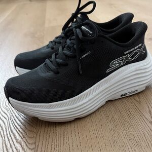 Skechers women’s Black Max Cushion Sneakers size 7